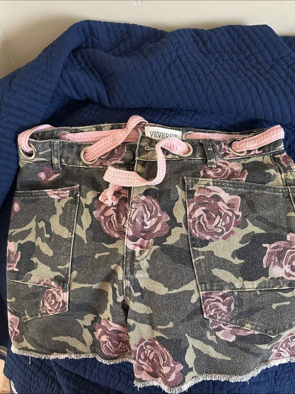 Veveret Womens Pink Rose Camo Jean Shorts L NEW